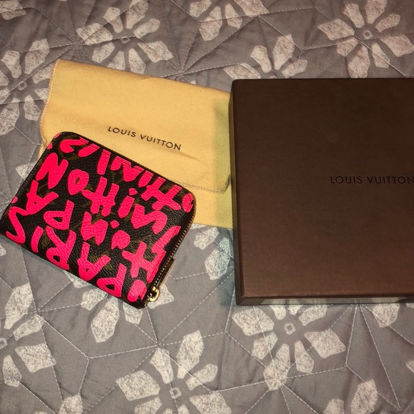Louis Vuitton Handbags - Authentic Louis Vuitton Wallet - PRISTINE!